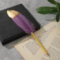 Primo piano di elegante penna a sfera in piuma viola e oro su pagina di libro - Viola profondo