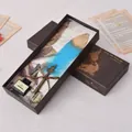Vintage Geschenkset mit blauer und goldener Feder, Tinte und Halter auf beigem Grund - Blau