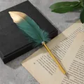 Primo piano di un'elegante penna a sfera con piuma verde e oro. - Verde Scuro