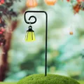 Linterna luminosa amarilla en miniatura decorativa colgada en una estaca de jardín - Linterna con Gancho de Pastor / Amarillo Luminoso