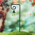 Mini linterna luminosa verde colgada en un gancho de metal negro para micro paisajismo - Linterna con Gancho de Pastor / Verde Luminoso