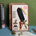Detailansicht eines Vintage-Federkiel- und Siegellack-Stempelsets mit Federn und Tinte - Dunkelgrüner Federstift-Kit