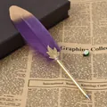 Elegante penna a sfera con piuma viola e decorazione foglia oro su giornale - Viola scuro