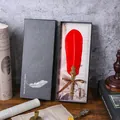 Κομψό σετ vintage πένας με κόκκινο φτερό σε πολυτελές μαύρο ανάγλυφο κουτί δώρου - Σετ Δώρου Πένα με Φτερό / Κόκκινο