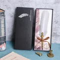 Vintage grijze ganzenveer pennenset met sierlijk gouden handvat in een luxe geschenkdoos - Veerpen Cadeauset / Grijs