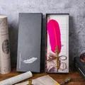 Elegante vintage roze ganzenveer pennenset in een luxe zwarte geschenkverpakking - Veerpen Cadeauset / Rozerood