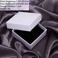 Detalle de un joyero cuadrado lavanda con textura de diamante sobre fondo de satén púrpura. - Caja en Relieve Púrpura Claro / 7.3x7.3x3.5cm