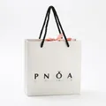 Elegante bolsa de regalo de papel blanco para joyas con asas de cuerda negra y lazo rosa - Bolsa de Mano con Lazo