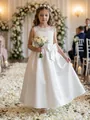 Elegantes weißes Blumenmädchenkleid mit Spitzenoberteil und Satinschleife bei Hochzeit. - 4Y / Kleider / Weiß