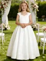 Elegantes Blumenmädchenkleid aus weißem Satin in einer wunderschönen Garten-Hochzeitskulisse. - 4Y / Kleider / Naturweiß