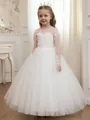 Detailansicht eines weißen bestickten Prinzessinnenkleids für Blumenmädchen - Kleider / 4Y / Weiß