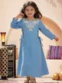 Vista detallada de vestido azul para niña con bordado en el cuello y lazos laterales - 10 Años / Vestidos / Azul Hielo