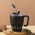 Nahaufnahme eines schwarzen isolierten 304 Edelstahl-Kaffeebechers mit Griff und Strohhalm - 480ml / Business Schwarz