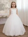 Detailansicht der weißen Spitze und des mehrlagigen Tülls für ein Blumenmädchenkleid - 4Y / Kleid (BAH012) / Weiß
