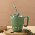 Grüner isolierter Kaffeebecher aus Edelstahl mit Griff und Trinkhalm - 480ml / Waldgrün