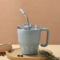 Detailansicht eines hellblauen isolierten Kaffeebechers mit Strohhalm auf Tablett - 480ml / Schiefergrau