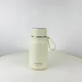 Tragbare 316 Edelstahl Isolierflasche in Cremegelb mit Silikon-Trageschlaufe für unterwegs - 650ml / Weiß