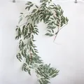 Vista detallada de guirnalda de hojas de sauce y eucalipto artificial de 1,7 m sobre fondo blanco. - Vid de Sauce / Pack de 1.7m / Verde Grisáceo