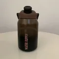 Minimalistische braune lichtdurchlässige Sportwasserflasche mit Water Supply-Schriftzug - 1000ml / Schwarz