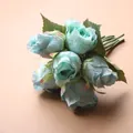 Detailansicht künstlicher hellblauer Seidenrosen mit rosa Verlaufsrändern - Blau