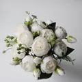 Vue de dessus d'un bouquet de pivoines artificielles blanches avec feuilles vertes - Lot de 2 Branches / Blanc