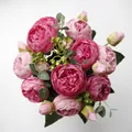 Vue détaillée montrant la texture réaliste d'un bouquet de pivoines roses artificielles éclatant - Lot de 2 Branches / Double Rose