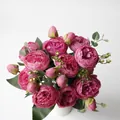 Vue détaillée d'un bouquet de roses et pivoines artificielles roses à 5 têtes - Lot de 2 Branches / Rose rouge