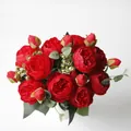 Vue rapprochée d'un bouquet de pivoines artificielles rouge vif avec des feuilles vertes - Lot de 2 Branches / Rouge