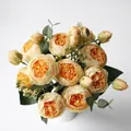 Primo piano di bouquet di peonie artificiali color champagne per decoro d'interni - Set di 2 Rami / Giallo