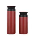 Bouteilles isothermes minimalistes en acier inoxydable rouge mat en deux tailles différentes. - Couvercle Plat - Rouge