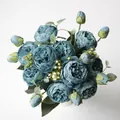 Dettaglio di un bouquet realistico di peonie artificiali blu polvere per decoro casa - Set di 2 Rami / Blu