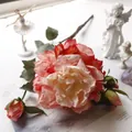 Vista detallada de un ramo de peonías de seda artificial de lujo para decoración - Rosa Fuerte