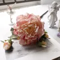 Primer plano de una peonía de seda rosa realista con pequeños capullos decorativos - Rosa