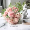 Κοντινό πλάνο ροζ τεχνητής ανθοδέσμης τριαντάφυλλων σε σκανδιναβικό στυλ διακόσμησης. - Ροζ