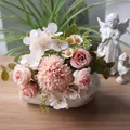 Detaillierte Ansicht von künstlichem rosa Rosen- und Chrysanthemenstrauß in weißer Vase - Rosa