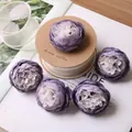 Close-up van vijf paarse en witte zijden pioenbloemhoofden voor DIY-haaccessoires. - 5 Stuks / Violet