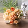 Detailaufnahme von herbstlichem Strauß aus orangefarbenen Seidenrosen und Chrysanthemen - Orange