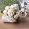 Detailansicht eines künstlichen Blumenstraußes mit weißen Rosen und Chrysanthemen - Milchweiß