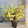 Flores de paniculata artificiales de seda amarilla en un jarrón de cerámica rústica - Amarillo