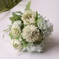 Gedetailleerd overzicht van kunstmatig boeket pioenrozen en hortensia's in groenwit - Groen Pioenroos Patroon
