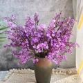 Primer plano de flores de paniculata moradas artificiales realistas en un jarrón de cerámica - Púrpura