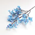 Vista detallada de una rama de gipsófila artificial azul de seda para decoración hogar - Azul