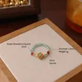 Anello elegante in perle di pietra naturale con ciondolo a loto dorato e granato - Quarzo Fragola Verde Naturale e Granato (HYL267276)