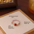 Elegante anello artigianale con perline di quarzo fragola rosa e gemma centrale rossa - Quarzo Fragola Rosa Naturale (HYL267276)