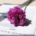 Belle œillet en soie violette à longue tige pour une décoration d'intérieur élégante - Tête de fleur violette