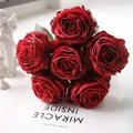 Nahaufnahme von 6 roten künstlichen Lychee-Rosen mit Vintage-Rand für die Deko - 6-Köpfige Rose / Rot