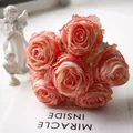 Detailaufnahme von künstlichen Lychee-Rosen mit französischem Brandrand in Rosa-Orange - 6-Köpfige Rose / Champagnerrosa