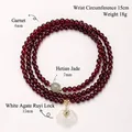Pulsera de granate de tres vueltas con cuenta de jade Hetian y dije Ruyi de ágata - Cerradura Ruyi de Ágata Blanca / Diámetro de Perla 4mm / Rojo Oscuro