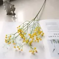 Primer plano detallado de una rama realista de flores de paniculata artificial amarilla. - Amarillo