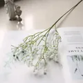 Vista detallada de flores artificiales de gipsofila blanca en una página de revista - Blanco